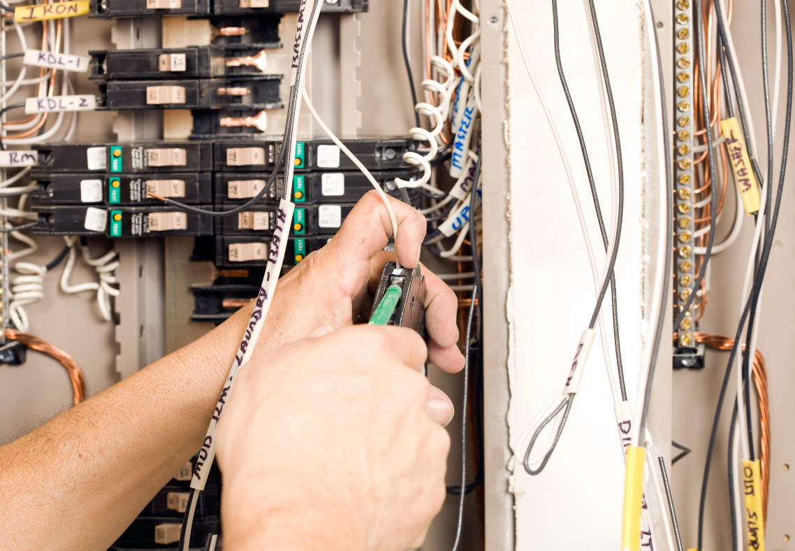 Signs You Need To Replace Your Main Panel Box in Your Home

